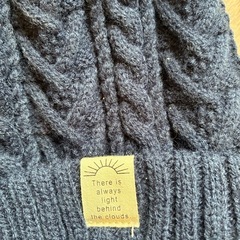 ダークブルー ケーブル編み ニット帽の画像