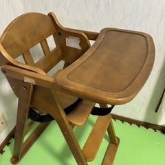 テーブル付き木製ベビーローチェアの画像