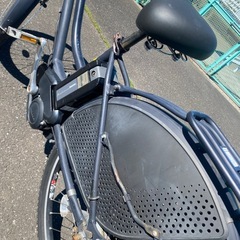 つや消しの紺色の電動アシスト自転車の画像