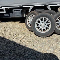 ブリヂストンアルミホイール付き軽トラ用スタッドレスタイヤの画像