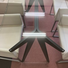 ガラステーブルとオリバーの椅子4個の画像