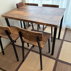 テーブルと椅子の画像