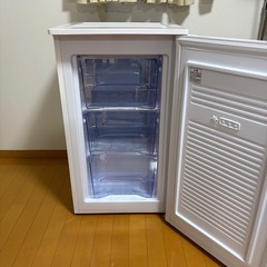 2023年製 アイリスオーヤマ 冷凍庫60L 3段 美品 IUSD-6B-Wの画像