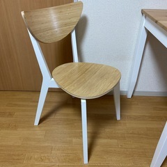 ダイニングテーブルと椅子のセットの画像