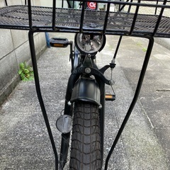 【走行数回のみ】2022年製 20型自転車（黒・6段ギア・オートライト・荷台・鍵2本付）の画像