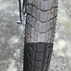 【走行数回のみ】2022年製 20型自転車（黒・6段ギア・オートライト・荷台・鍵2本付）の画像