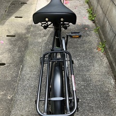 【走行数回のみ】2022年製 20型自転車（黒・6段ギア・オートライト・荷台・鍵2本付）の画像