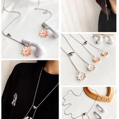 イヤホンストラップ　紛失防止　落下防止　ネックストラップ　花　可愛い　ホワイトの画像