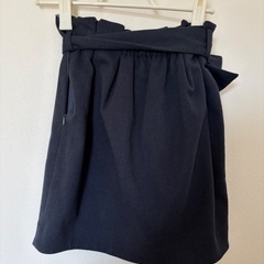 ウエストリボン付き 黒ミニスカート シンプルの画像