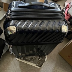 取っ手の壊れたキャリーの画像