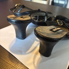 黒　ストラップ　　パンプスの画像