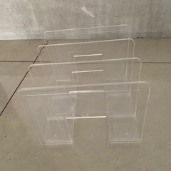 コクヨのブックスタンド1個とセキセイのブックスタンド1個の画像