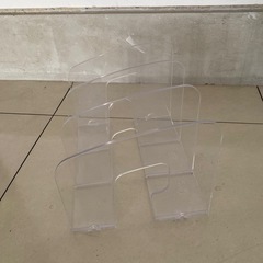 コクヨのブックスタンド1個とセキセイのブックスタンド1個の画像