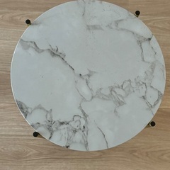 大理石とピンクのサイドテーブルの画像