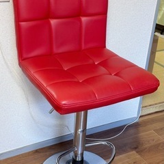 赤いバーチェア（カウンターチェア）の画像