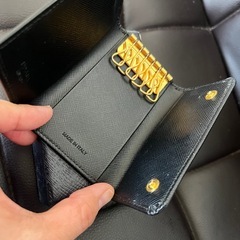 プラダキーケース　ブラック✖️ゴールド正規品の画像