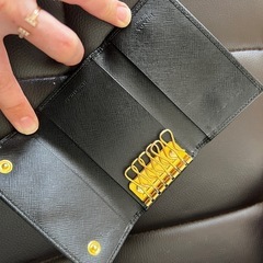 プラダキーケース　ブラック✖️ゴールド正規品の画像