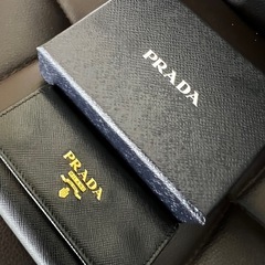 プラダキーケース　ブラック✖️ゴールド正規品の画像