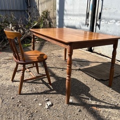 ダイニングテーブルと椅子１脚の画像