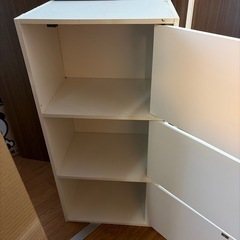 ニトリ　ホワイトカラーボックス扉付きの画像