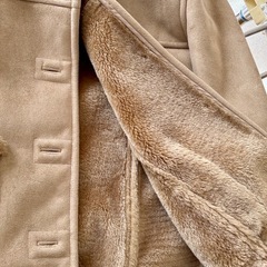 ベージュ ジャケット　襟ボアの画像