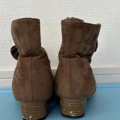 ブラウン スエード リボン付きブーツの画像