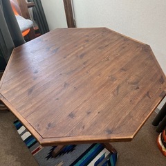 八角形テーブルの画像