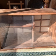 お茶道具を入れる小さな食器棚　の画像