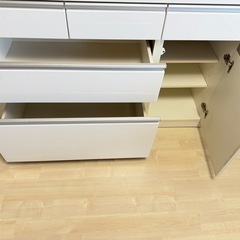 キッチンカウンター　食器棚の画像