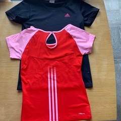 adidasトップスの画像