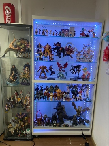 フィギュア棚左側の方