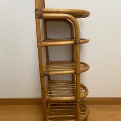 藤製のスリッパラックの画像