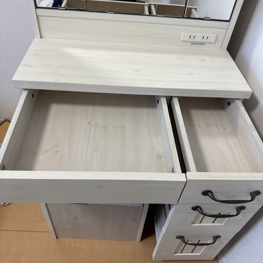 急募‼️【美品❗️】ドレッサー  椅子付き コンセント付き