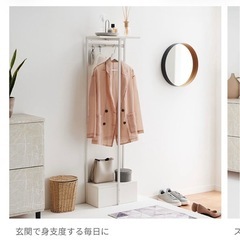 LOWYA購入小物入れつき白のハンガーラックの画像
