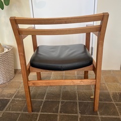 3/15引き取り2000円★ 天然木のフレームとエコレザーの座面のチェアの画像