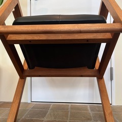 3/15引き取り2000円★ 天然木のフレームとエコレザーの座面のチェアの画像