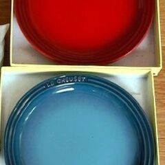 LE CREUSET 19cm チェリーレッド・マリンブループレートの画像