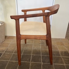 3/15引取りで2000円★曲線が美しい天然木のフレームとオフ白ファブリックの座面のチェアの画像