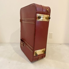 ワインレッドのスーツケースの画像