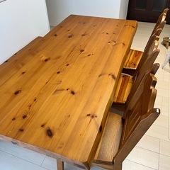 パイン材のダイニングテーブル、椅子×3、ベンチの5点セット
の画像