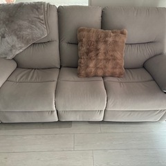 ヤマダオリジナル 電動リクライニングソファ 幅202cm 3人掛 布ライトモカの画像