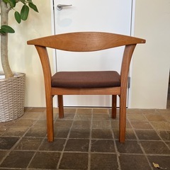 5/13引き取りで2000円★天然木の曲線が美しいブラウンのファブリックの座面のチェアの画像