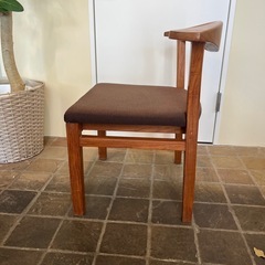 5/13引き取りで2000円★天然木の曲線が美しいブラウンのファブリックの座面のチェアの画像