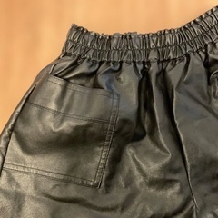 ブラック合成皮革ショートパンツの画像