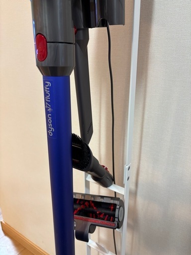 【受け渡し決定】Dyson ダイソン コードレス掃除機  V7fluffy 山崎実業スタンド付き