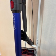 【受け渡し決定】Dyson ダイソン コードレス掃除機  V7fluffy 山崎実業スタンド付きの画像