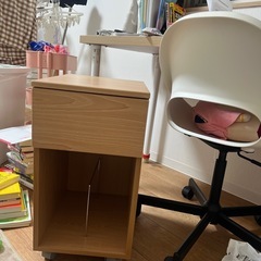 コンパクトな木製デスク（引き出し付き）の画像