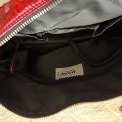 艶感レッド ショルダーバッグ 大容量 斜め掛けOK ヴィンテージ加工の画像