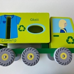 木製リサイクルトラックのおもちゃ(ジョジョママンべべ)の画像