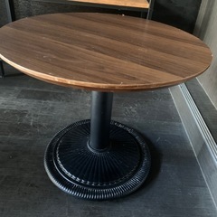 取引中明日予定丸テーブルの画像